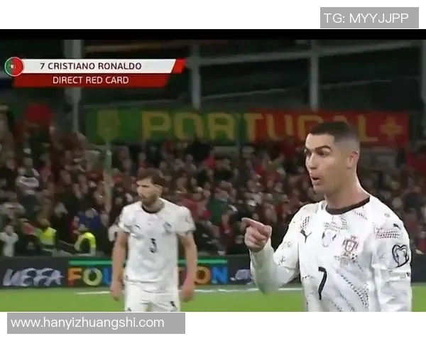 欧冠赛场惊现奇葩事件球迷冲入场内夺走C罗球衣引发热议