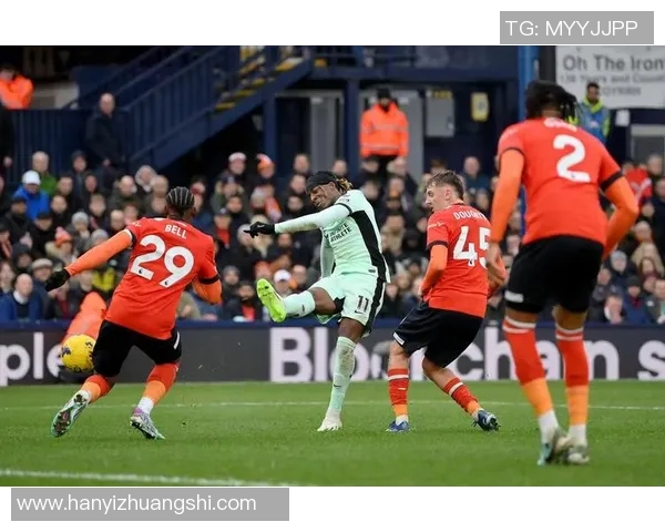 温布尔顿与卢顿的精彩对决揭示英超新赛季的竞争格局与球队实力对比 温布尔顿与卢顿的精彩对决揭示英超新赛季的竞争格局与球队实力对比